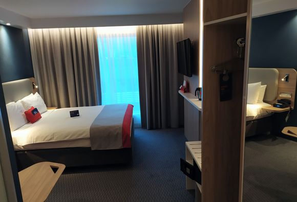 The room was a decent HIX offering with a comfortable bed