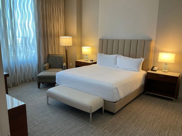 Bedroom: the two bedside lamps have 2x USB-A outlets 