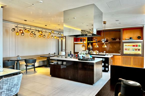 Buffet zone (Club Lounge)