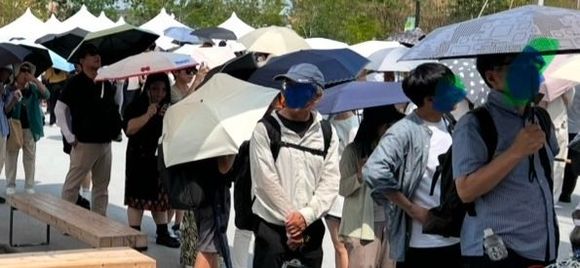 You can see the percentage of visitors with umbrellas to block the sun (it’s sunny at this point).