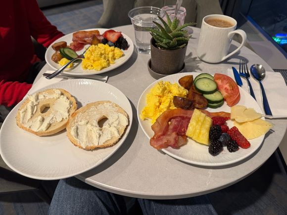 Club lounge breakfast 