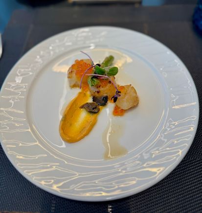 Seared scallops with gochujang butter, shaved black truffle, ikura roe - 10/10 scallop perfectly cooked, overall well executed dish.