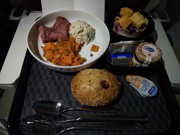 The bread roll was of course served warm. By airline standards this breakfast was really tasty. 