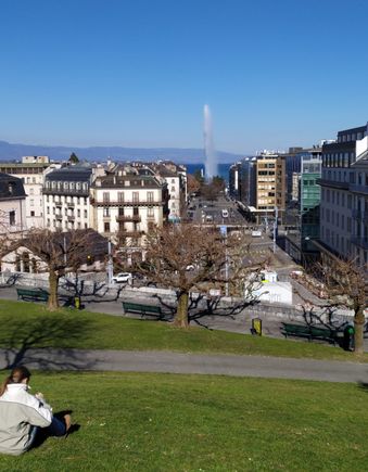 Looking down towards the Jet d'Eau from the Promenade de l'Observatoire 