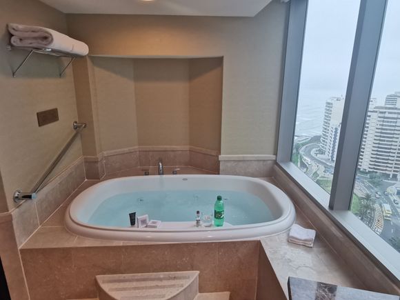 Jacuzzi with fantastic views of Pacific Ocean and adjacent Telco building 
