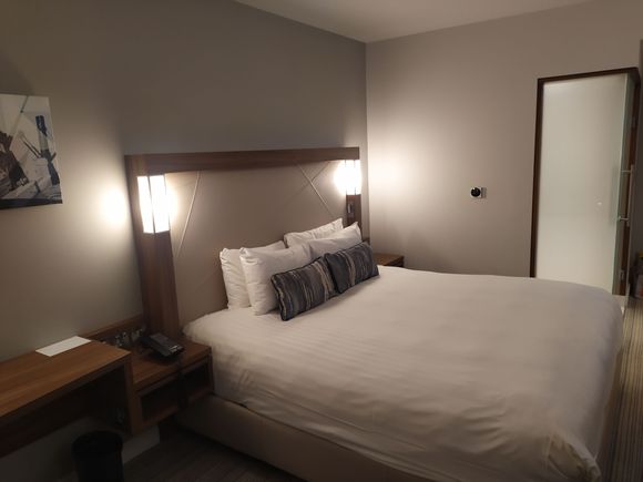 A different angle of the same room 