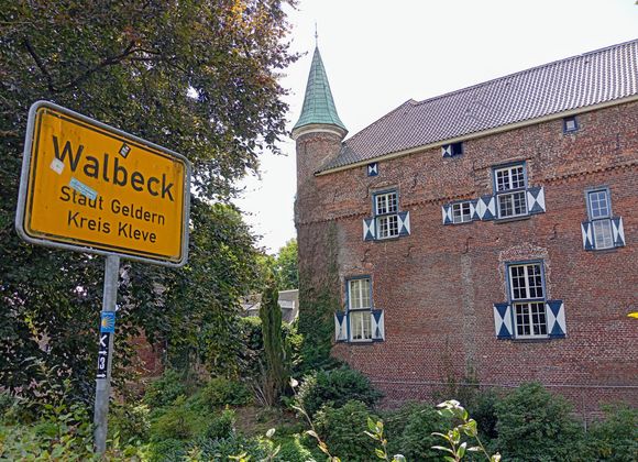 Schloss Walbeck, a castle in the woods near Walbeck 