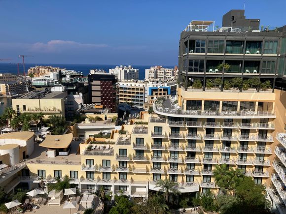 Direct opposite is the club intercontinental lounge (upper part yellow building) on level 15 