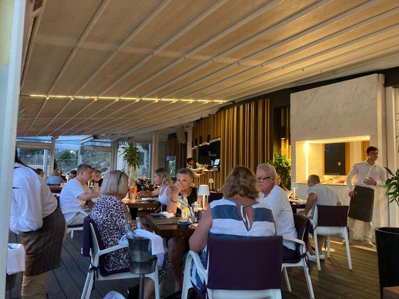 There is seating in the shade , roof can be retracted