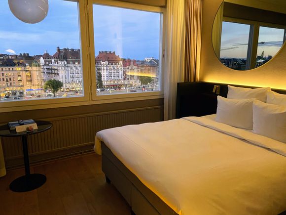 The room was small and simply, but nicely appointed. I got some macarons to welcome me, nice