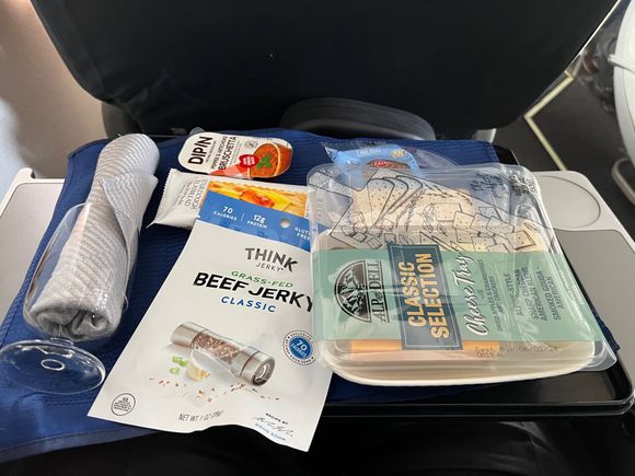 United Express LGA-ORD snack