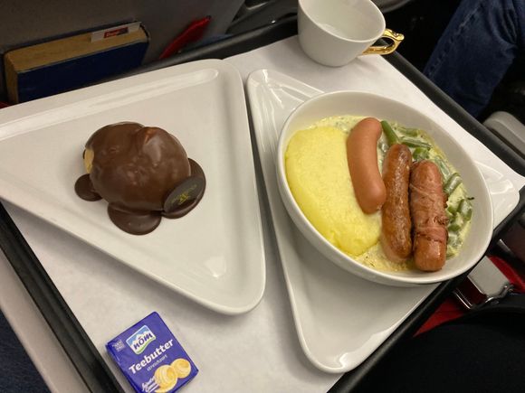 The standard hot meal served : as you can guess the sausage is not kosher 