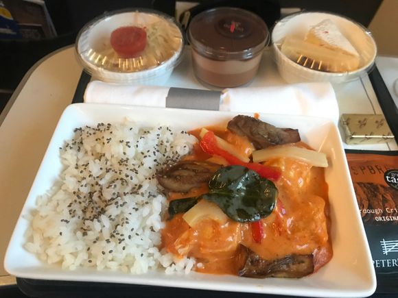 HEL-LHR rest of the day (17:10 departure). Salad starter was nothing much, Thai chicken curry, cheese and dessert were good (I would have liked some blue cheese included). 