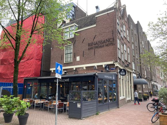 The Ren's F&B venue Koepelcafé at corner Spuistraat Kattengat street is open, however standing outside i could feel the tremors of construction and the trucks & traffic : fortunately my tits were not falling off