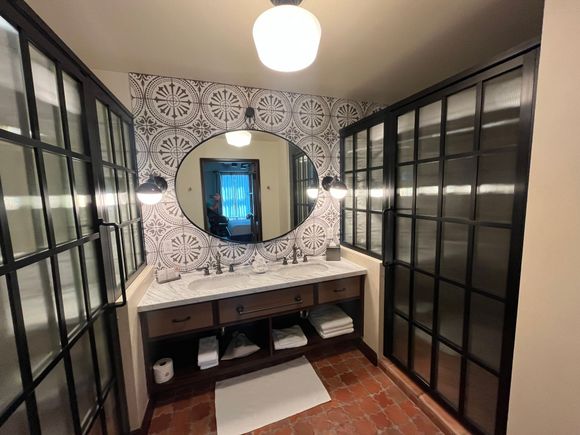 One Bedroom Suite: Bathroom