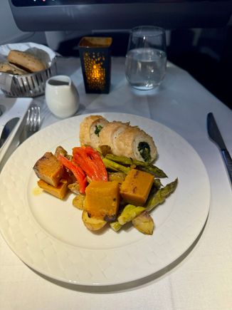Pan-fried breaded chicken roulade with jus - 9/10