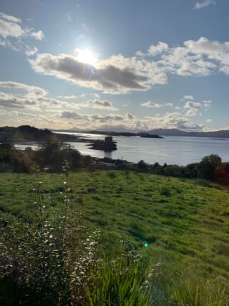 Later in the afternoon, I left Oban for Inverness via Fort William. Mid-way, a nice lady told me there was a castle in the middle of the sea, Castle Stalker
