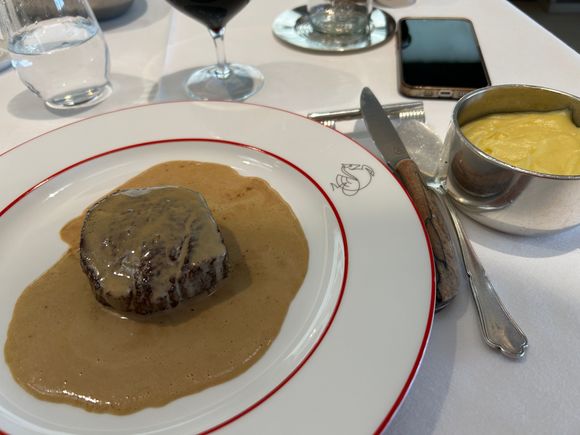 Beef filet sauce au poivre, purée 