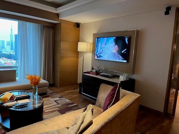 Another pic of the living room, very nice large TV. 