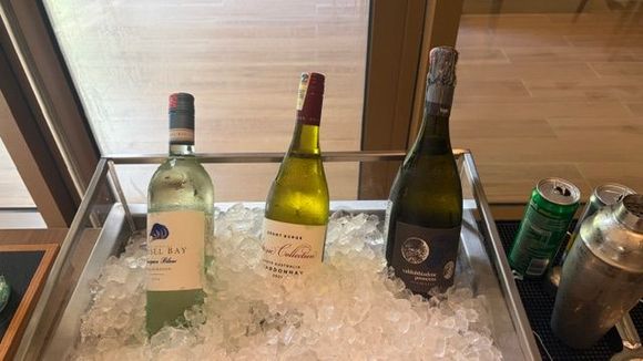 Happy Hour, white wines and prosecco