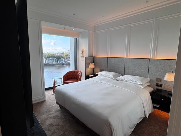 Park River View suite: Bedroom with river views