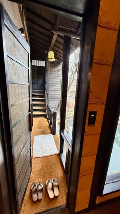 Outdoor walkway to uchi-yu
