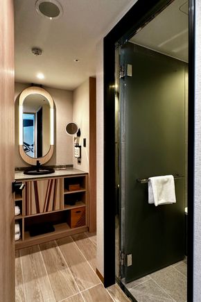 Premium Scramble Cross View Room (Bathroom)