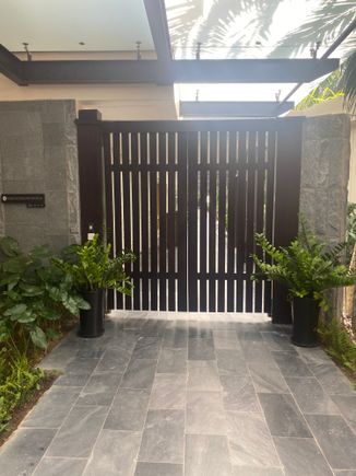 The entry gate - there is a path to the right to avoid the faffing around