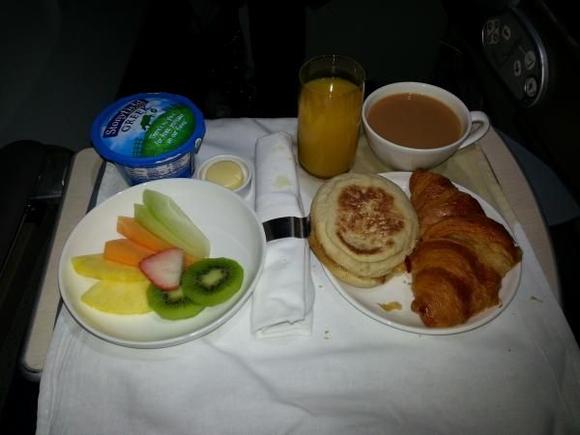 BA8006/01Dec JFK-ORY, Breakfast

Fresh fruit, yoghurt

Butter croissant

Warm English muffin with scrambled eggs, bacon and cheddar cheese