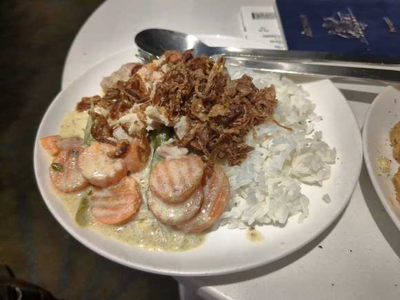 Jasmine rice and "Thai" green curry. Tasted great, but the veggies aren't standard. A typical ponytailed spin on an asian dish which doesn't quite hit the mark, even if the flavours were good. 