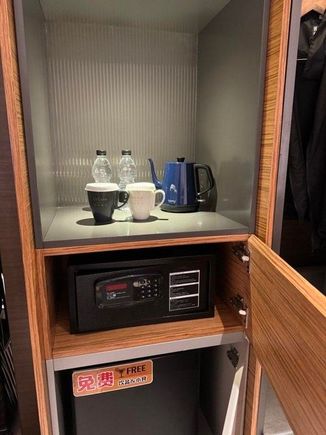 minibar + safe