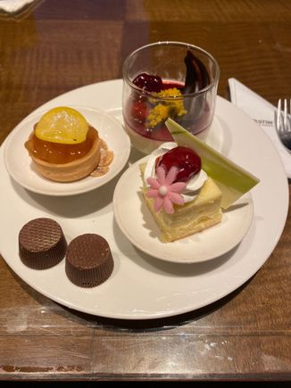 more Westin Club Lounge desserts