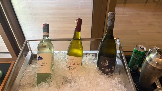 Happy Hour, white wines and prosecco