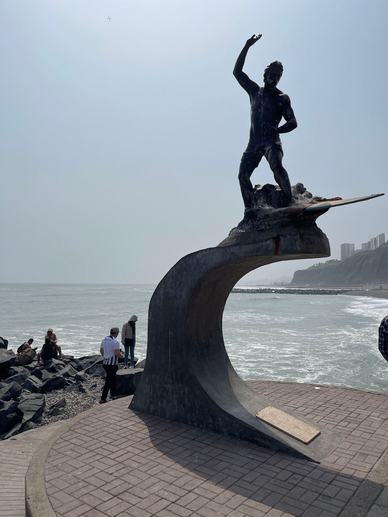 Surfer monument 