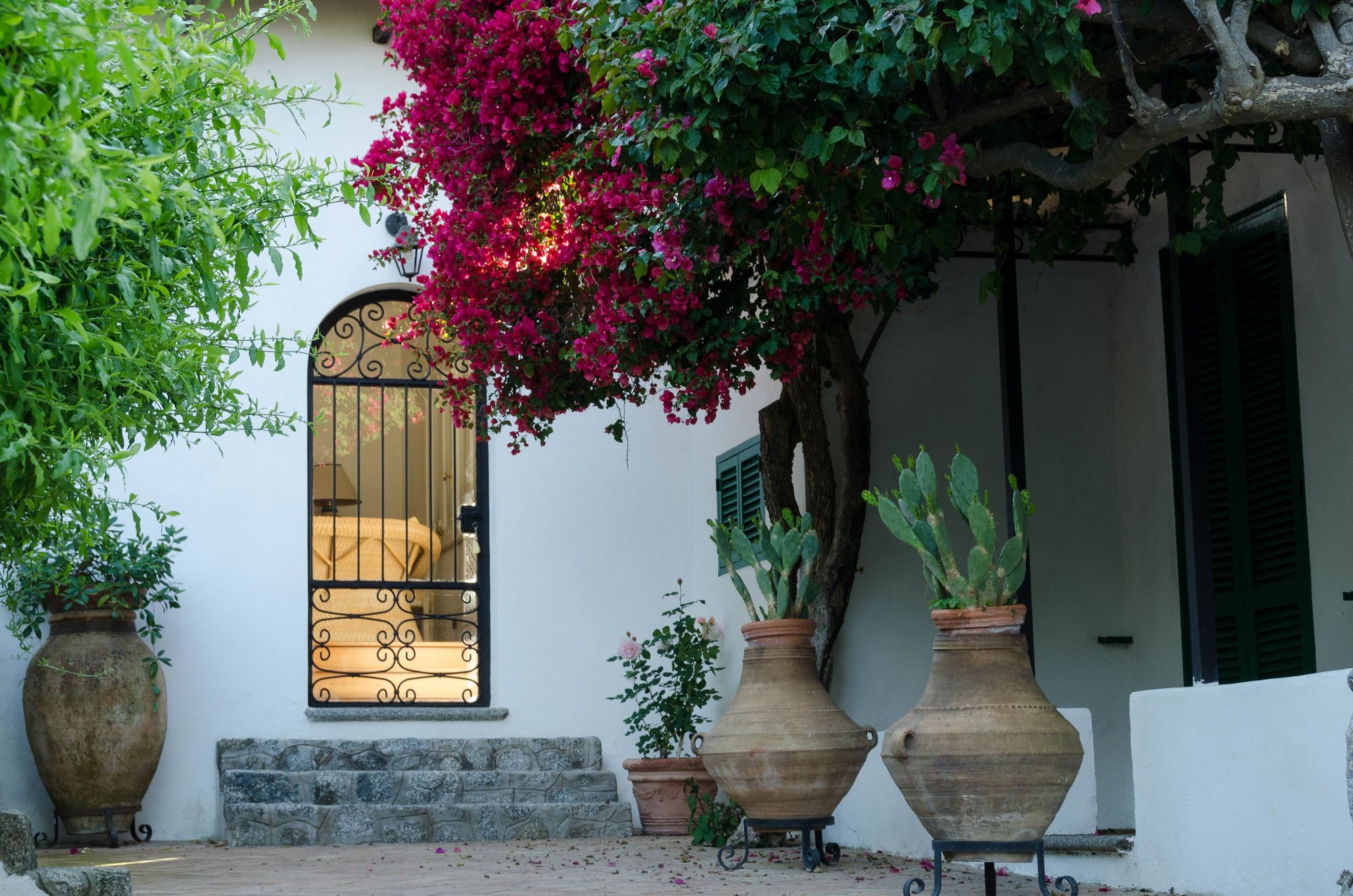 The annex also had a sizable side patio (not shown), large enough to host an event.