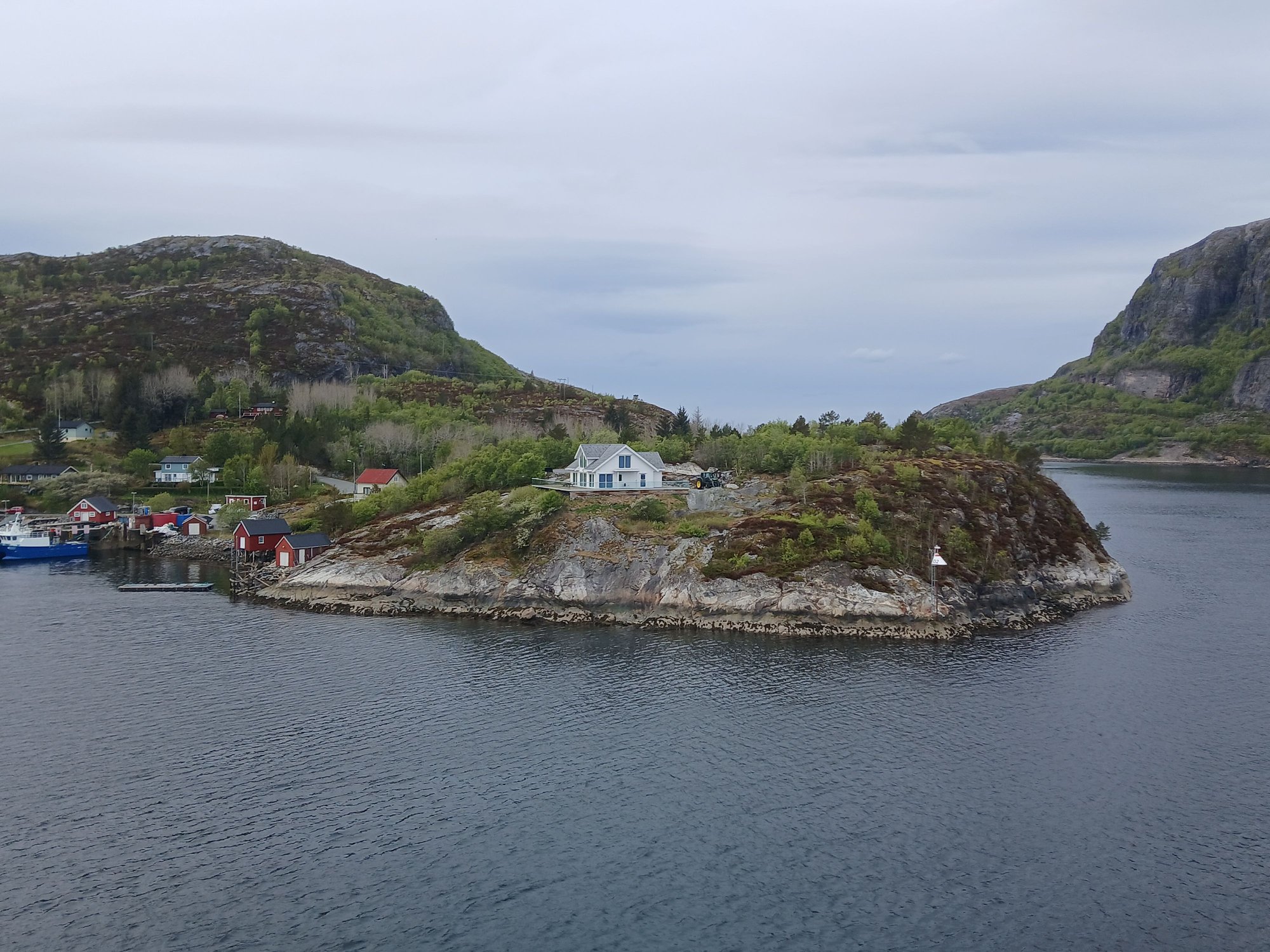 Navigating the narrow strait of Stoksund
