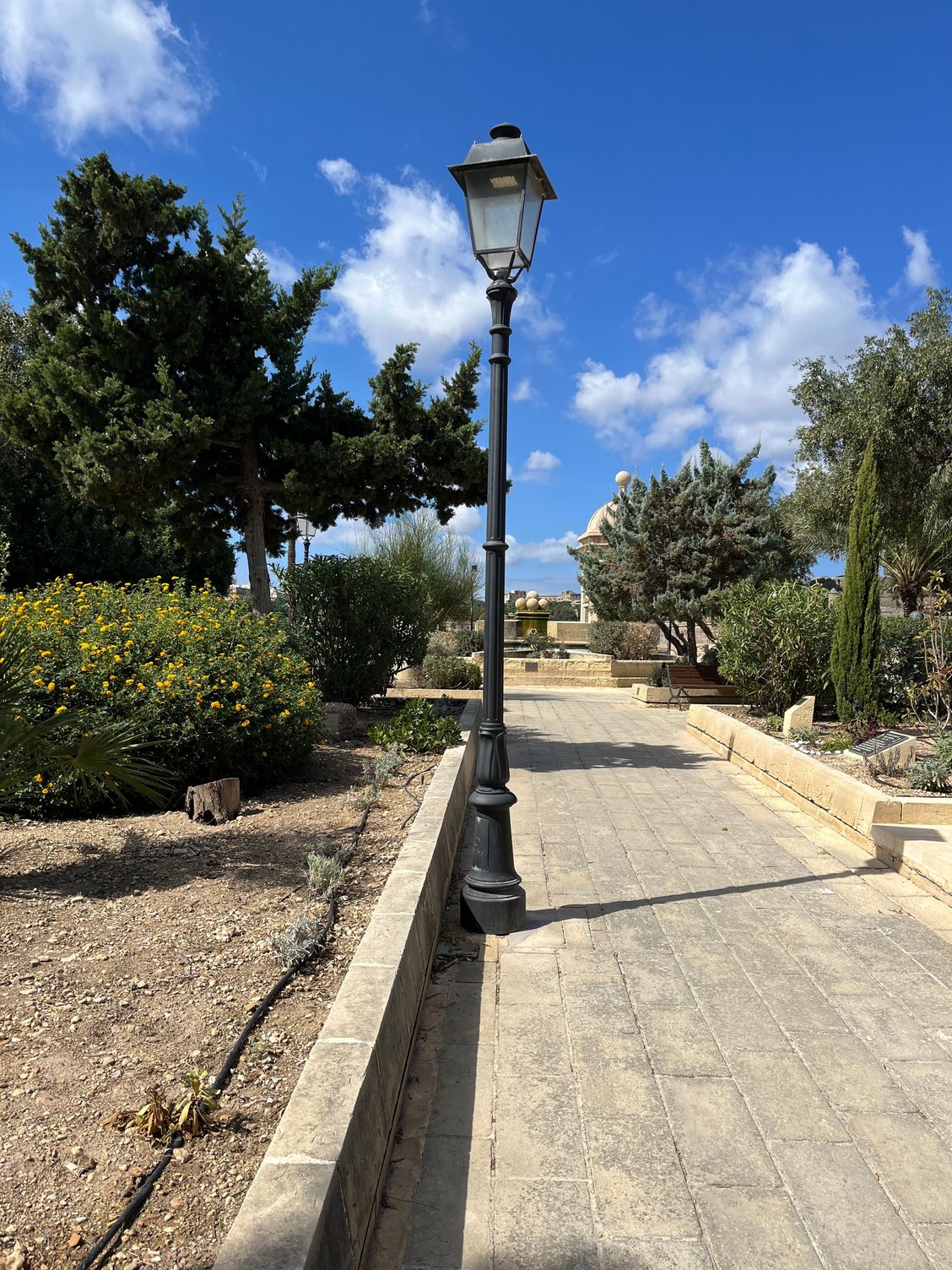 The entrance to Gardjola Gardens