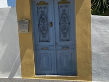 Such a pretty door, love the knocker.