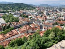 This is dcd's picture. Okay you see that red roofed house alone in the forest in the upper left. From that house move towards you about  1 1/2 inches  and you come to a Red Roof ( and Turret)   just peeking above the white building that has the dormer with 2 windows. That  is the USA Embassy.  Don't blame me if you cannot find it !! dcd took the picture 