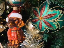 
Dog-themed ornaments were very popular in the Christmas department at 


Le Bon Marché, esp labs, goldens, corgis, poodles, pugs and dachshunds. Alas, no English cocker spaniel ornaments. :-(  The store's window displays this year were amusing but odd, sort of an Eiffel Tower under the Sea theme, with dancing squids and other sea creatures surrounding the Tower. 