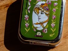 Violet pastilles bon-bons. These were intended as a leetle geeft for a certain Fodorite/violet enthusiaste who lived nearby...