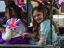 His daughters rode in the back and one sensed a very healthy family bond throughout. The Scuttlebrook wake programme deliberately overlapped with the Queen's Platinum Jubillee.