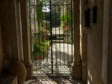 This place was across from Villa Maria. Those who've seen Canuck chef David Rocco and his wife in the TV series episode where they take their kids to vacation along the coast, will know that this villa was owned/operated by his older restauranteur friend.