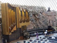 and the piano playermatched the good acoustics.