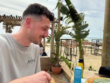 AZOTEA MEDIC COMES TO THE RESCUE AFTER EKSCRUNCHY TRIPS AND FALLS FLAT ON HER FACE IN THE MIDDLE OF THE RESTAURANT