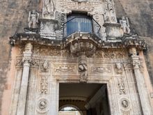 Casa de Montejo.  This casa was in the family for about 500 years.  Montejo was the original Spanish ruler. Not a nice guy. Now a bank owns it and part of it is a museum. And it's free!