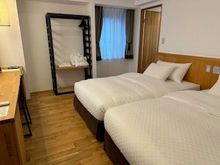 Corner Deluxe Twin room w/sitting area.