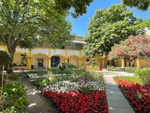 Espace Van Gogh courtyard 