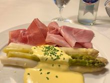 Asparagus with hollandaise sauce and ham