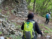 On the steep descent from Usui Pass